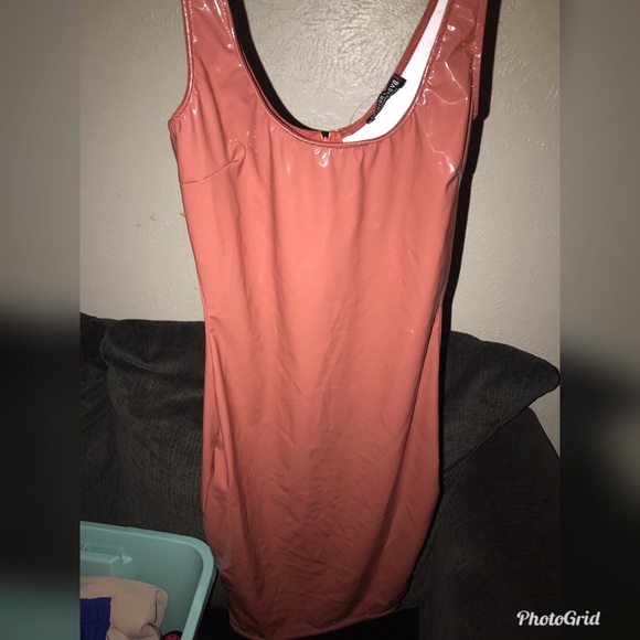 Dresses - Picture 2 of 4